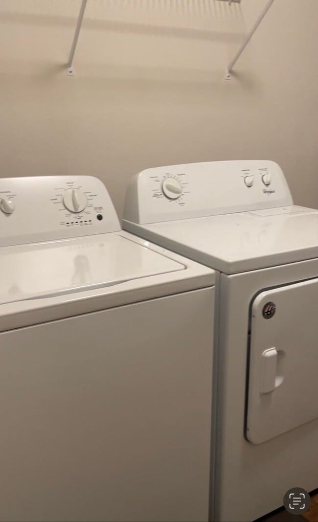 Building Photo - RANCH STYLE HOME - 4 Bed 2 Bath