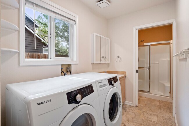 Building Photo - Spacious 5 Bed 3 Bath Home north Spokane with tons to offer