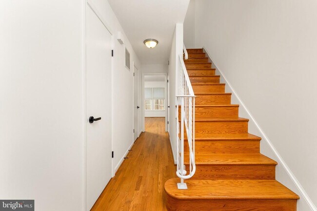 Building Photo - Spacious & Stylish North Shore Cluster Home Near Reston Town Center