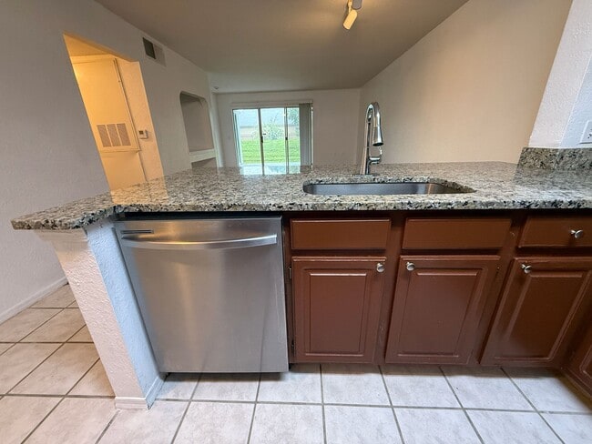 Building Photo - 13941 Fairway Island Dr