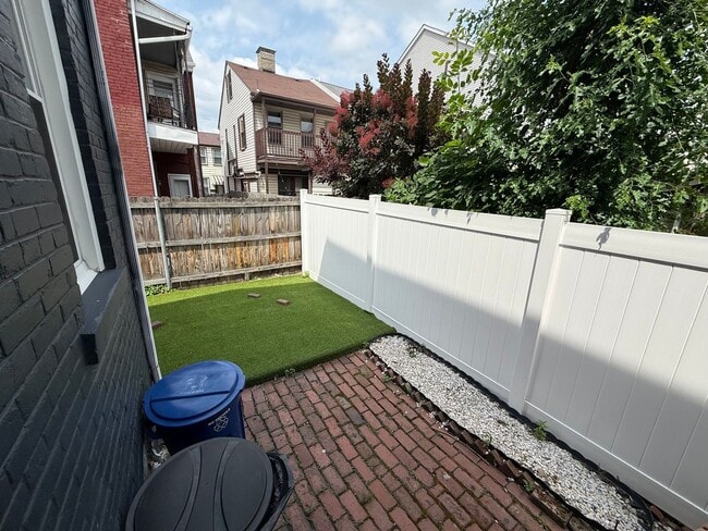 Building Photo - Modern Rental - South Side