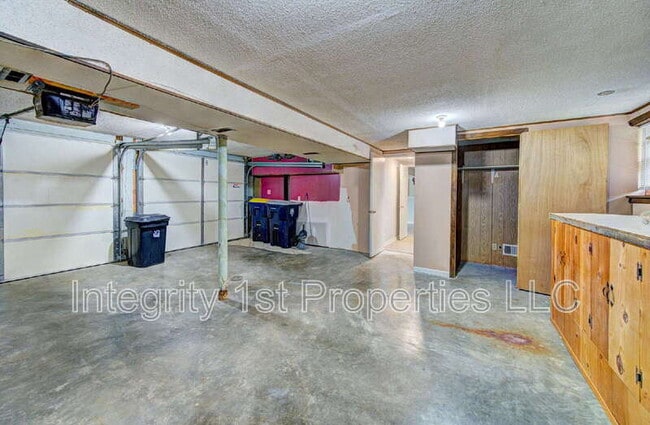 Building Photo - 6910 NW Belvidere Pkwy