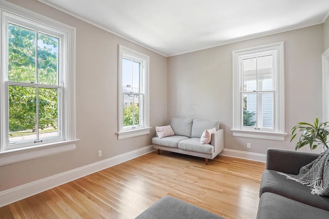 Building Photo - 329 E Jenkins Ave