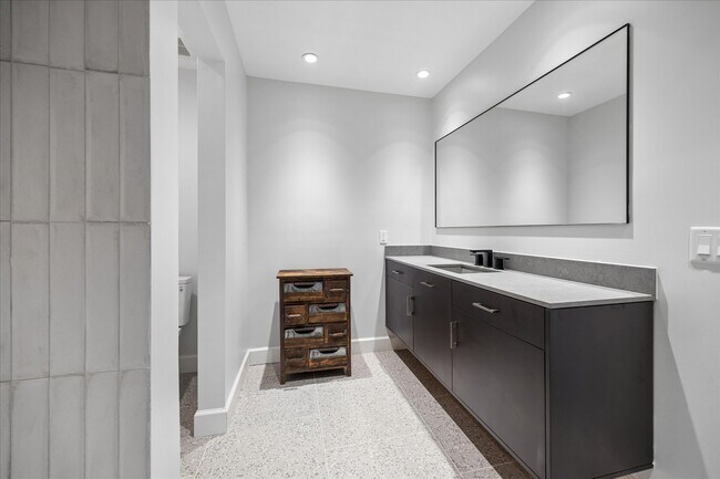 Building Photo - 10 S Briar Hollow Ln