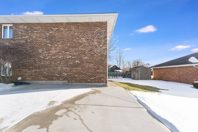 Building Photo - 621 N Rogers Ave