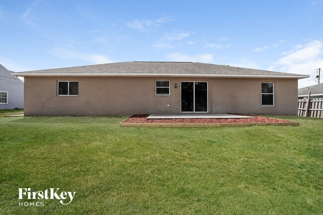 Building Photo - 18552 Spruce Dr W