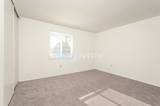 Building Photo - 2205 Sunderland Rd
