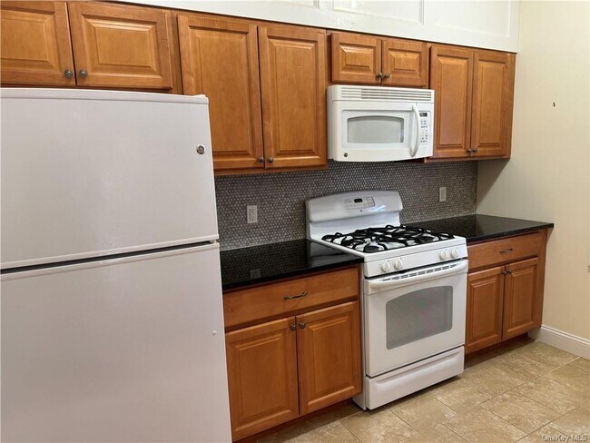 Building Photo - 400 Main St