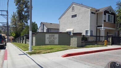 Building Photo - 2 Bedroom - 2.5 Bathroom Condo in gated co...