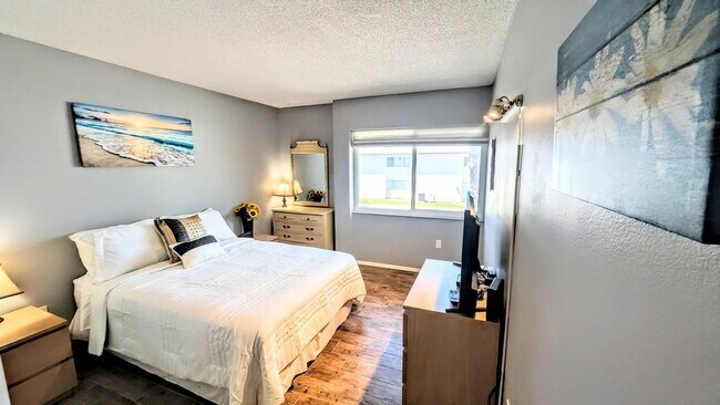 Building Photo - Annual furnished/Seasonal/short term 2 bedroom 1 1/2 bath top floor, renovated condo near Siesta ...