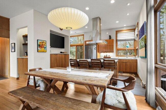 Building Photo - Mid-Century Home