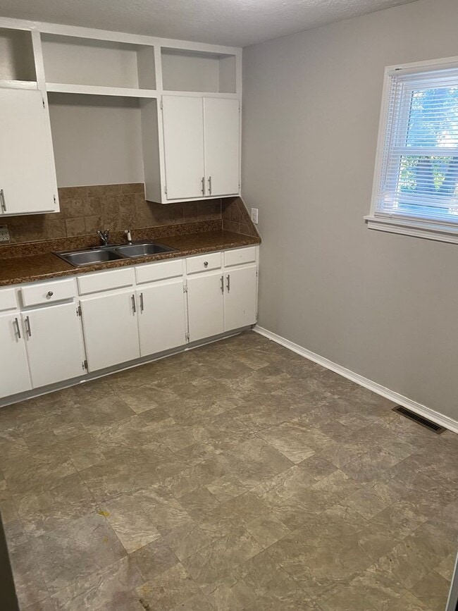 Building Photo - 3-Bedroom Home in a Quiet Neighborhood!