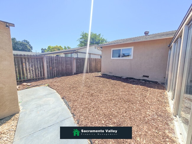Building Photo - 8765 Crucero Dr
