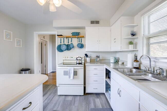 Building Photo - Cozy 1 Bedroom Bungalow!!
