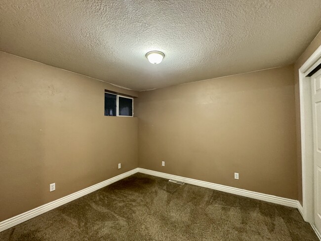Building Photo - 781 Sherwood Dr