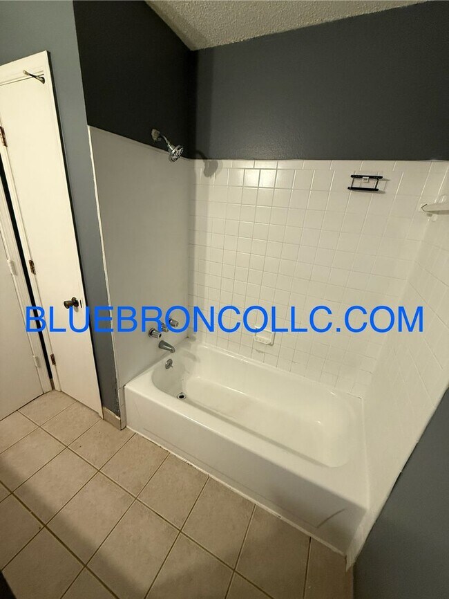 Building Photo - Cute 2 bedroom 1 bathroom home with 1 car ...