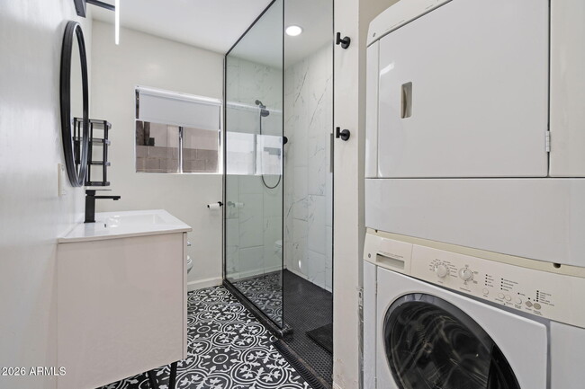 Building Photo - 930 E Whitton Ave