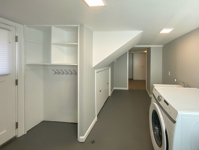 Building Photo - Stunning Mid-Century Home with Spectacular Southerly Views in Sought-After Terwilliger Heights!