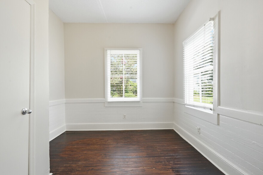 Building Photo - 520 E Hall Ln
