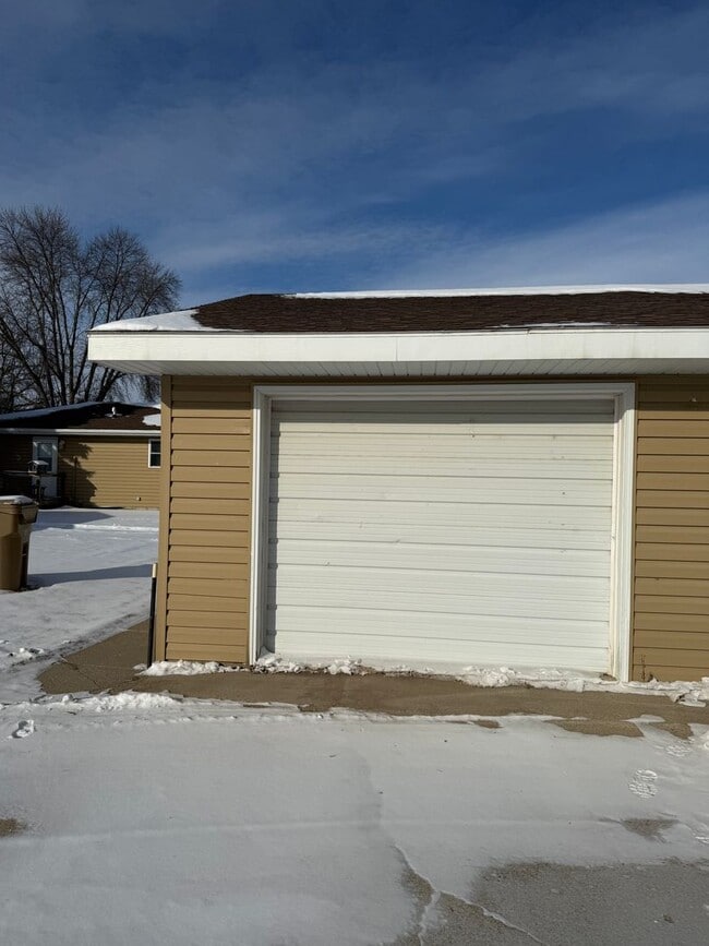 Building Photo - 422-428 8th Ave NE