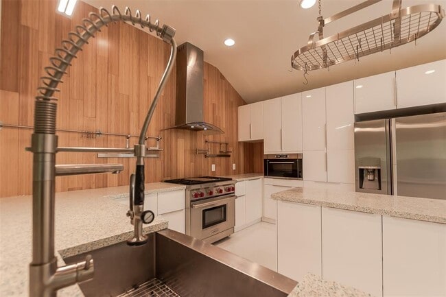 Building Photo - 2210 Zoa Dr