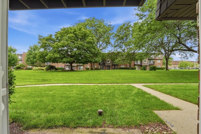 Building Photo - 9388 Bay Colony Dr
