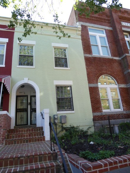 Building Photo - 527 9th St NE