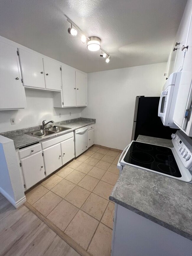 Building Photo - Updated 3 Bed/2 Bath Condo in San Marcos!