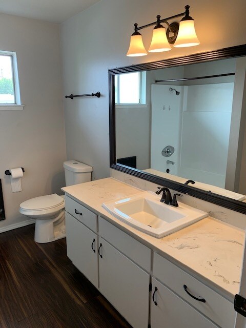 Building Photo - 720 W Valley Dr