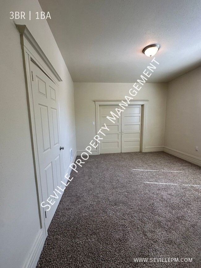 Building Photo - TOTALLY REMODELED 3BR / 1BA Upstairs Apart...