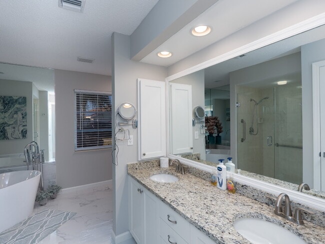 Building Photo - Turkey Furnished 3 Bed Pool Home in Venice