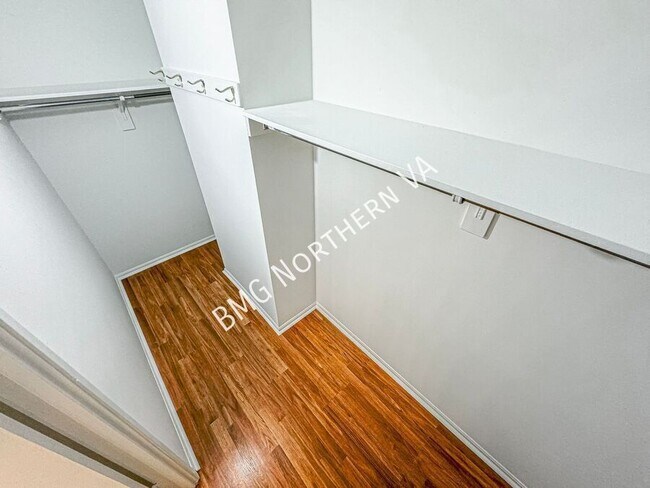 Building Photo - 309 Yoakum Pkwy