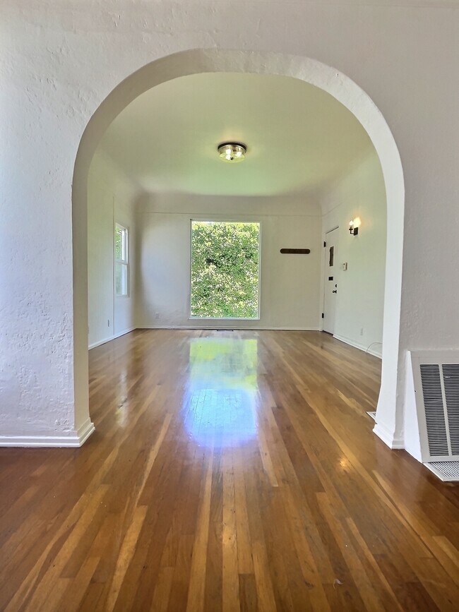 Bright open floor plan - 545 N Vista St