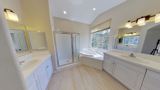 Building Photo - Spectacular and Spacious 4 Bed / 3 Bath Sa...