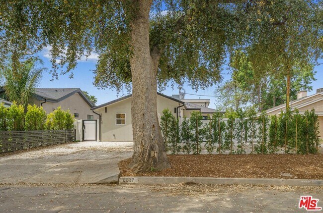 Building Photo - 6835 Yolanda Ave
