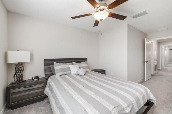 Building Photo - 621 Royal Empress Dr