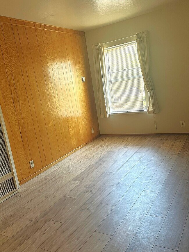 Building Photo - Cozy 1 Bedroom 1 bath, next to the police ...