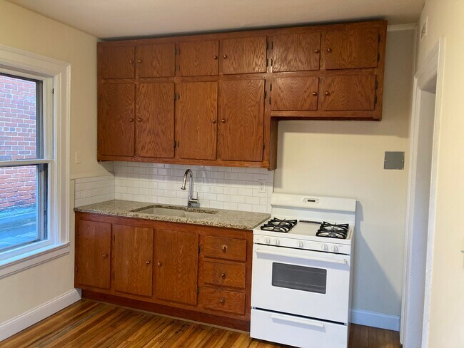 Building Photo - 833 Tonawanda St