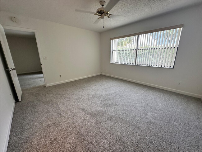 Building Photo - 9633 Riverside Dr