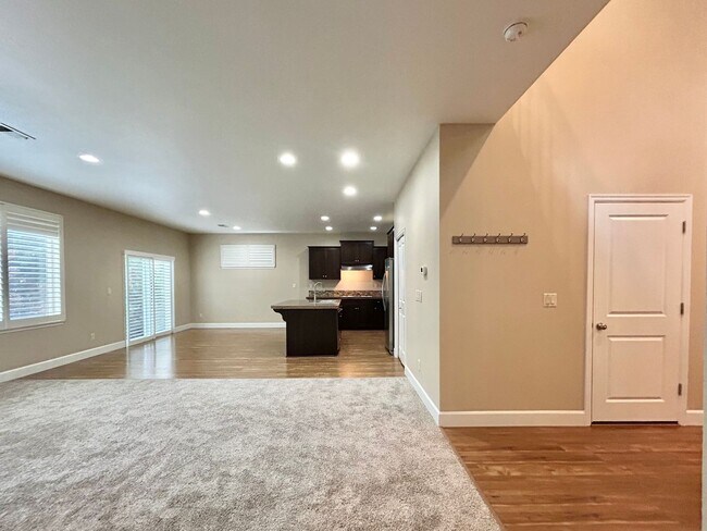 Building Photo - Gorgeous 4 Bed, 2.5 Bath Tuscany Home!