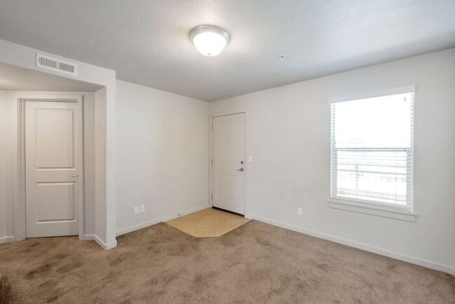 Building Photo - Beautiful Modern Orem Condo w free interne...
