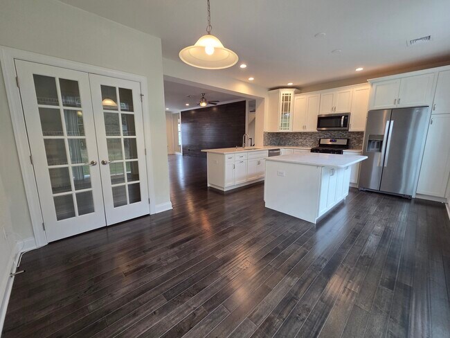 Building Photo - 12 Putnam Ln