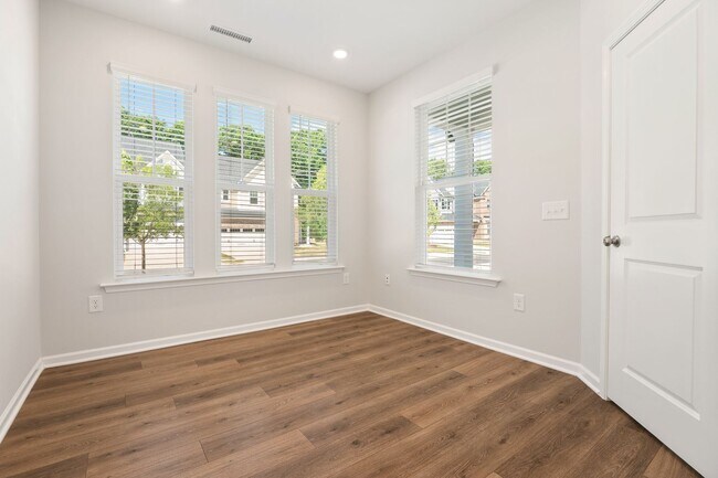 Building Photo - Stunning and spacious end-unit townhome in North Raleigh!