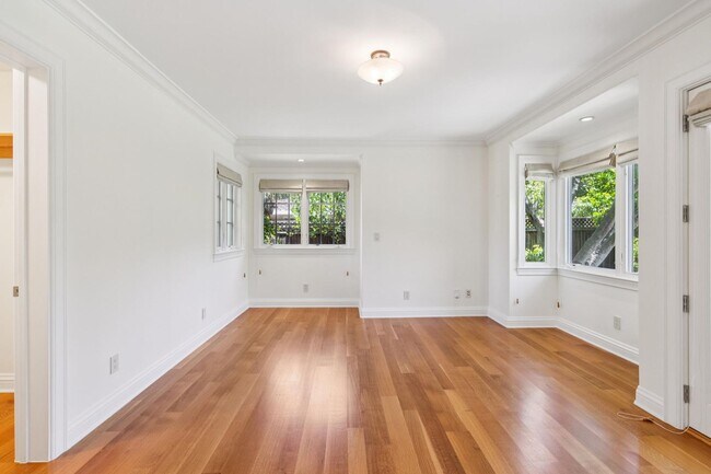 Building Photo - Beautiful, Old-World-style Home in the Heart of Central Menlo Park