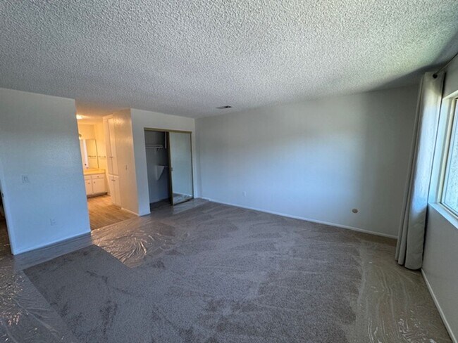 Building Photo - Newly Renovated 4 Bedroom 3 Bath Home with...