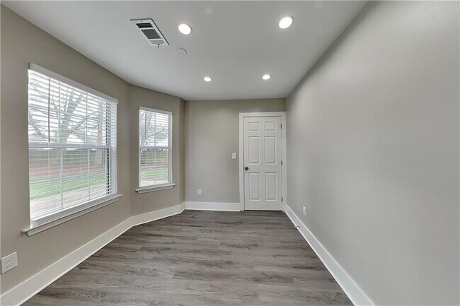 Building Photo - 104 Silvergrass Dr