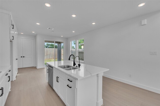 Building Photo - 4320 Avron Dr
