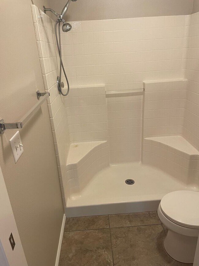 Building Photo - Newly Remodeled Townhome is St. George!