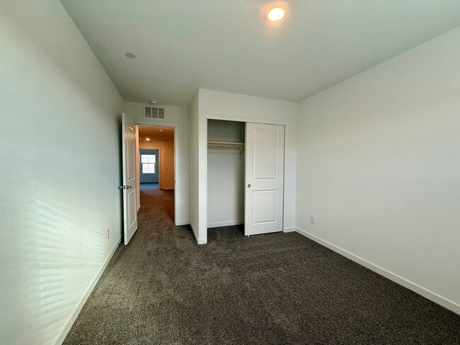 Building Photo - BRAND NEW 3 BED 2.5 BATH 2 CAR GARAGE TOWNHOUSE W/ LOFT IN CADENCE COMMUNITY