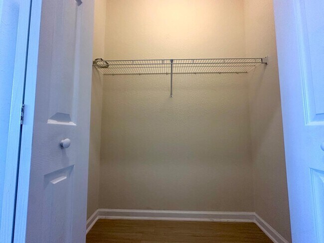 Building Photo - 425 Greenwich Cir